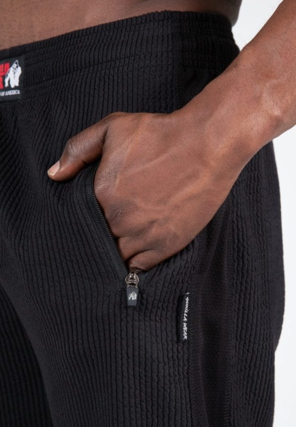 ⁦GORILLA WEAR | מכנס קצר דגם Augustine old school שחור\אדום⁩ – תמונה ⁦3⁩